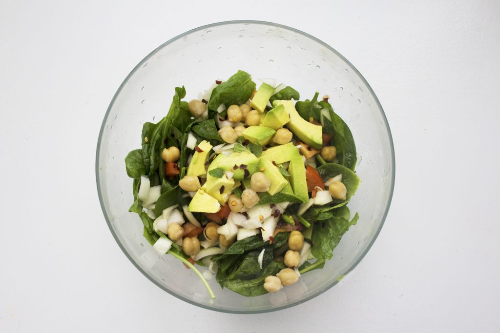 Bol de légumes posé sur la table