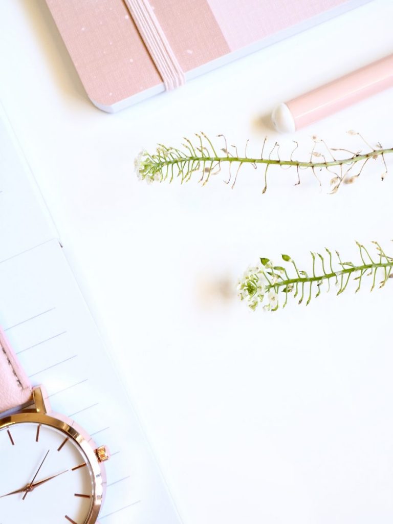 cahier et montre sur table