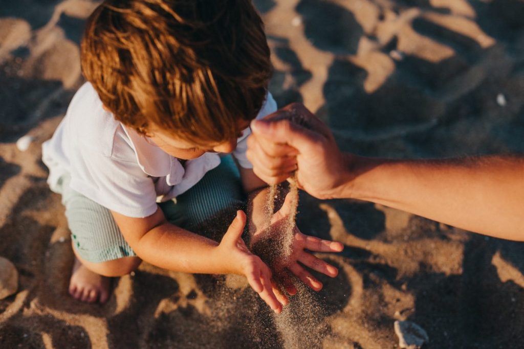 Enfant jouant avec le sable