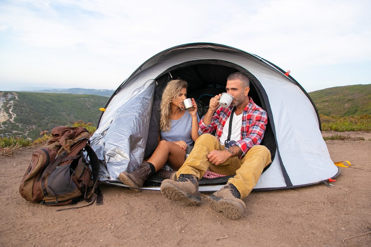 Couple assis dans une tente de camping