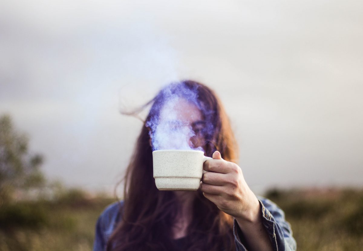 Jeune femme avec une tasse de thé cbd en main